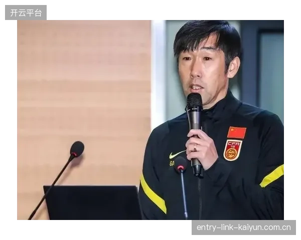 《鲁能新帅正式亮相》：从“传奇”到“新风”，中国足球的新起点